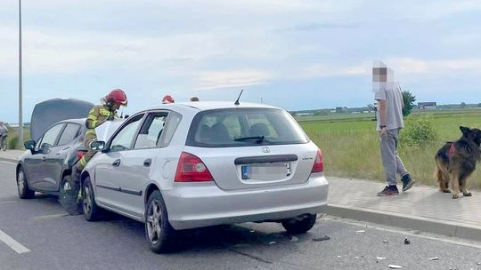 Jechał do sklepu, spowodował kolizję tuż pod komendą