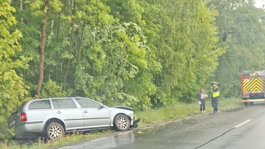 Jechał na maturę. Uderzył w drzewo