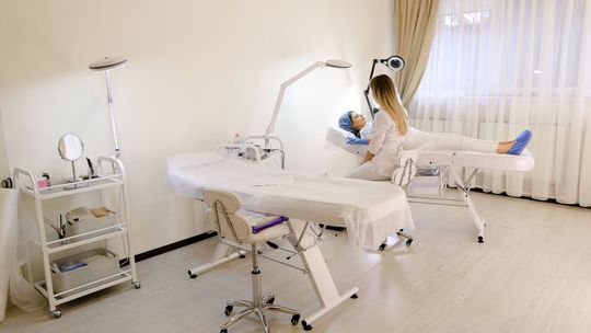 Jesień w gabinecie kosmetologa. Zabiegi, które najlepiej zacząć po wakacjach