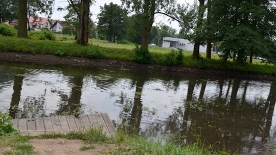 Kładka między Zarzeczem a basenem?