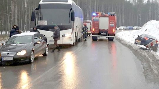 Kolizja autobusu z oplem spowodowała utrudnienia