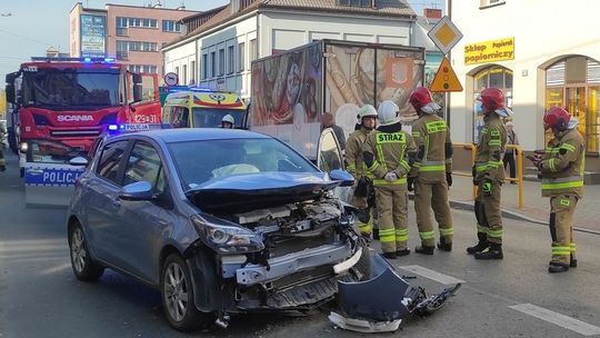 Kolizja dostawczaka z toyotą