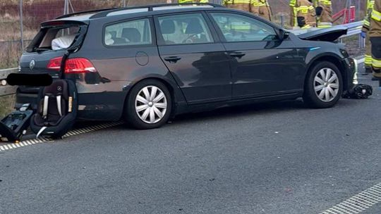 Kolizja na S17 w Mrokowie. Bus zderzył się z osobówką