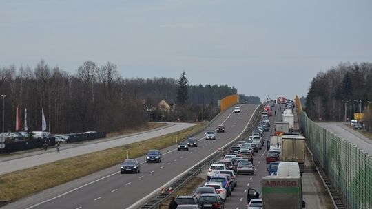 Kolizja trzech aut. S17 zablokowana