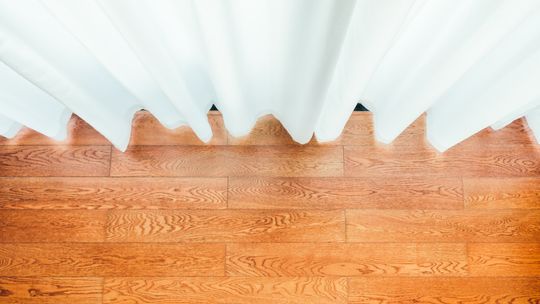 Kompleksowy poradnik: jak skutecznie lakierować podłogi w Warszawie Kompleksowy poradnik: jak skutecznie lakierować podłogi w Warszawie