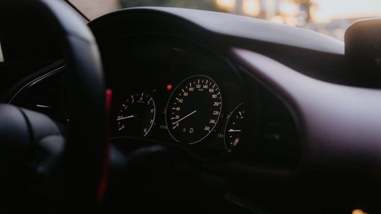 Kompleksowy poradnik: Jak wybrać dobrą szkołę jazdy w Warszawie