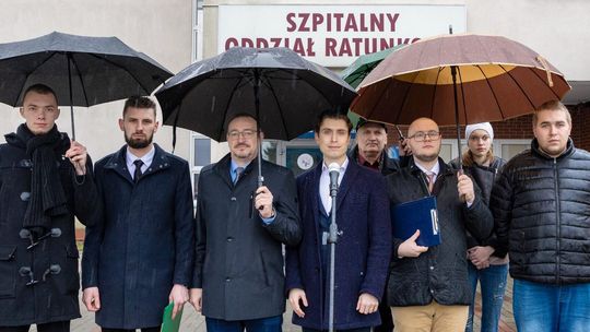 Konferencja Konfederacji przed garwolińskim szpitalem. „System zdrowia jest w zapaści” Konferencja Konfederacji przed garwolińskim szpitalem. „System zdrowia jest w zapaści”