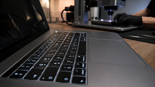 Kupiłeś MacBooka w USA lub w Niemczech? Jak zmienić układ klawiatury w 15 minut bez utraty jakości