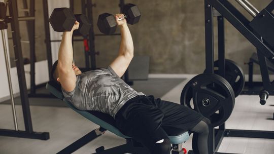 Ławka do ćwiczeń – płaska czy regulowana? Poradnik