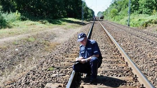 Leżał na torach. Pomogli mu policjanci