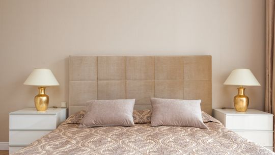 Łóżka kontynentalne – komfort, który zdobywa polskie sypialnie