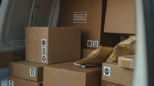 Materiały do pakowania dla firm – jak dobrać odpowiednią folię stretch do swoich potrzeb?