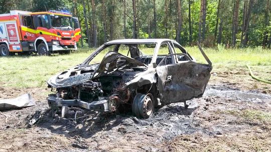 Mazda doszczętnie spłonęła. 26-latek zdążył opuścić auto