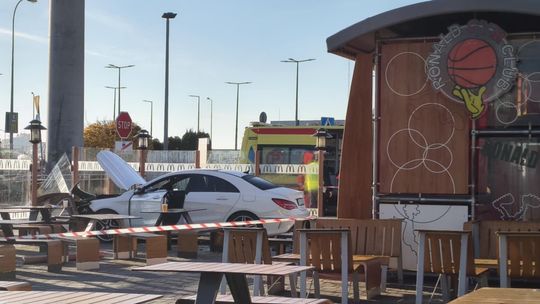Mercedes wjechał w witrynę McDonald’s