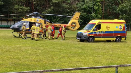 Mężczyzna spadł z drabiny. LPR lądowało na boisku
