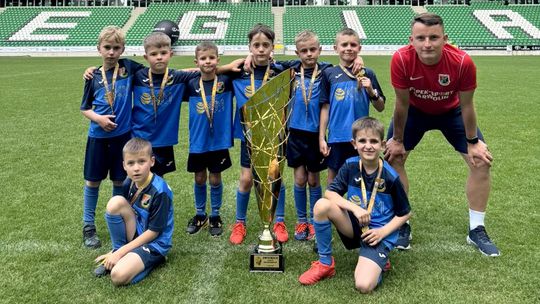 Młodzi piłkarze Wilgi wygrali na Legii. Dostali okazały puchar