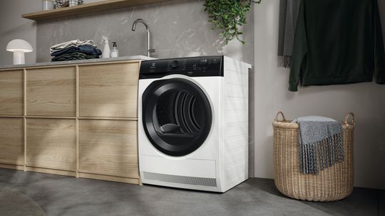 Mniej zgadywania przy suszeniu prania: jak DryAssist w suszarce Electrolux dopasowuje cykl do różnych tkanin