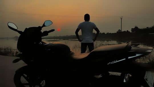 Motocykl a pogoda – jak dostosować przygotowanie do warunków na drodze?