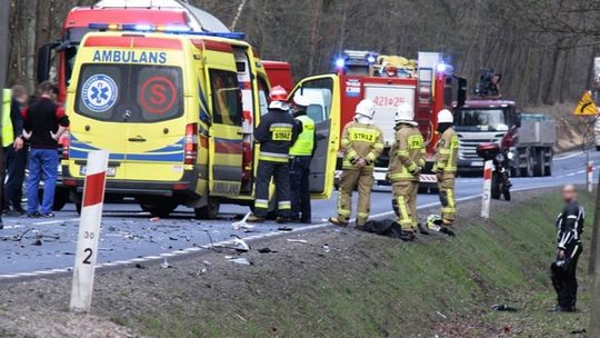 Motocykl wpadł pod tira. Kierowca zmarł w szpitalu