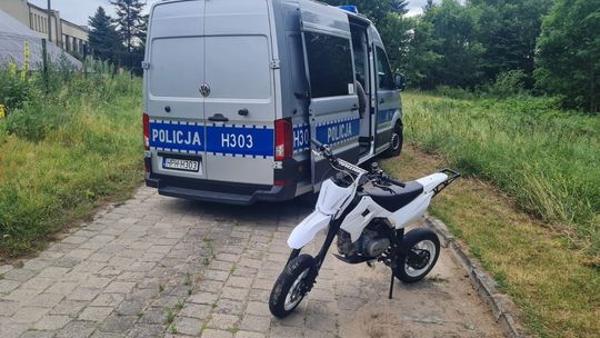 Motocyklista na jednym kole uciekał przed policjantami