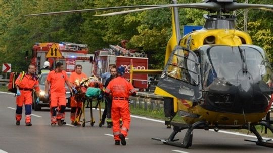 Motocyklista rozbił się o barierki. Śmigłowiec lądował na obwodnicy [video]