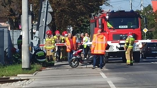 Motorowerzysta wjechał w rogatki