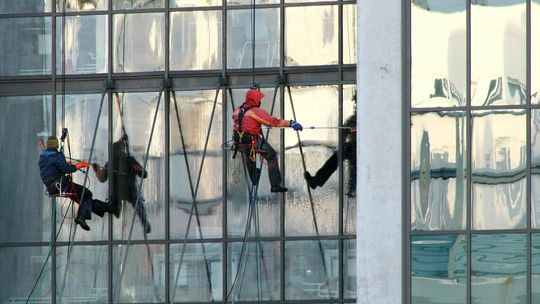 Mycie okien na wysokości w Warszawie — poradnik dla zarządców