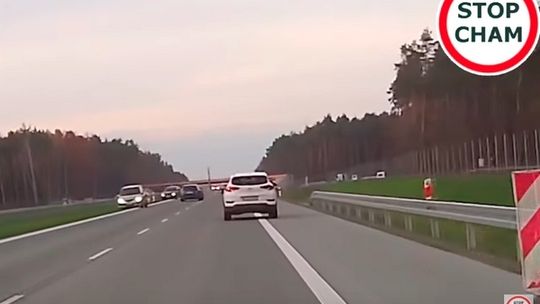 Myślał, że jedzie eską. Jechał na czołówkę. Policja szuka świadków [wideo]