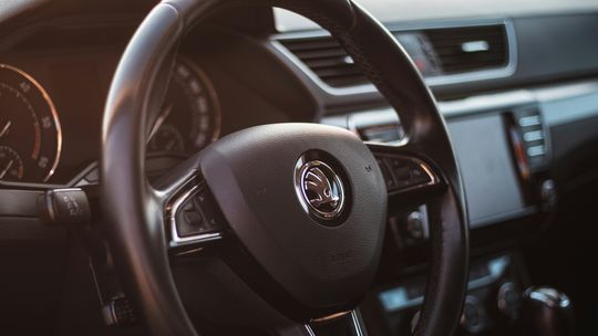 Myślał, że skradziono mu auto. Samochód stoczył się do podziemnego garażu