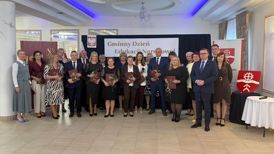 Nagrody dla dyrektorów i nauczycieli podczas uroczystości w Trojanowie