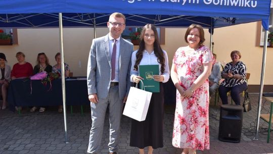 Najlepsi uczniowie z nagrodami Burmistrza Żelechowa. Wyróżniono siedmioro laureatów
