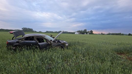 Najpierw zostawił dziecko obcemu kierowcy, potem dachował Audi. 24-latek zatrzymany