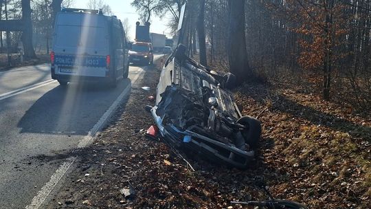 Napad padaczkowy za kierownicą – auto dachowało, cztery osoby ranne