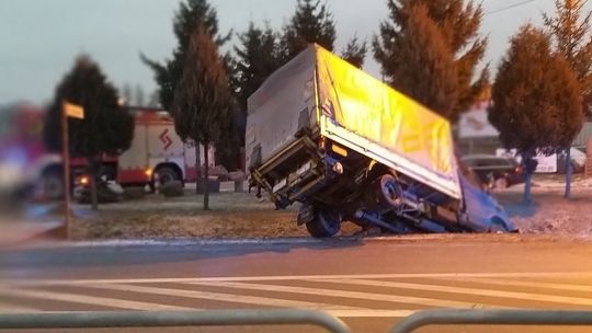 Nie ustąpił pierwszeństwa. Auto dostawcze wjechało do rowu