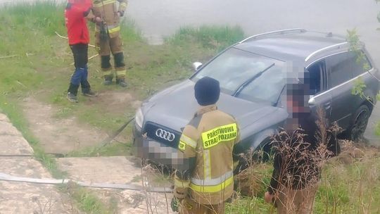 Nie zaciągnął ręcznego. Audi wpadło do Wisły