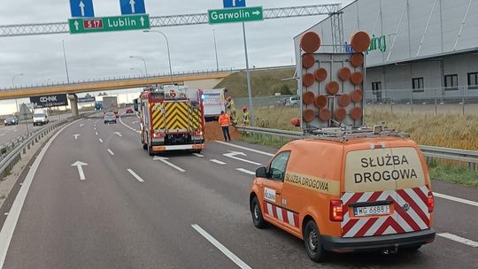 Niecodzienne zdarzenie na S17 – wysypane wytłoki jabłek