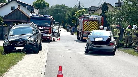 Nieprawidłowy manewr i zderzenie dwóch aut