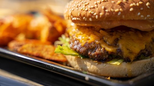 Niskokaloryczny burger? To możliwe! Sprawdź, ile tak naprawdę kalorii ma burger