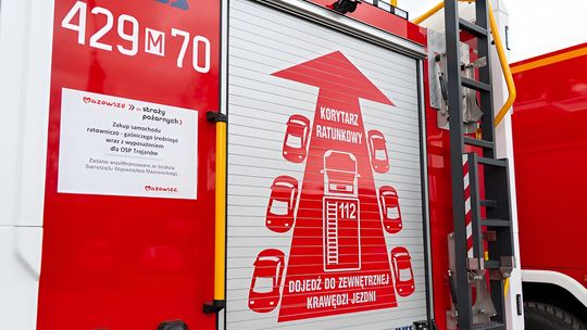 Nocna akcja straży pożarnej w Pilawie. Mężczyzna uwięziony w podnośniku