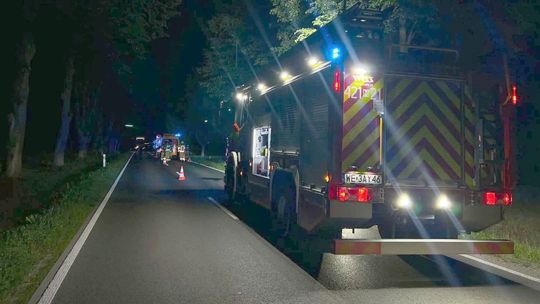 Nocna tragedia na drodze. Nie żyje 45-latek, który szedł środkiem drogi