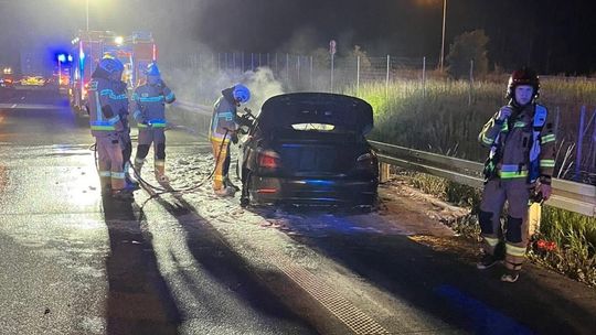 Nocny pożar auta na S17. Kierowca miał ponad dwa promile i próbował uciec