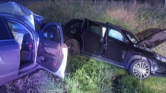 Nocny wypadek na S17. Dwie osoby trafiły do szpitala Nocny wypadek na S17. Dwie osoby trafiły do szpitala