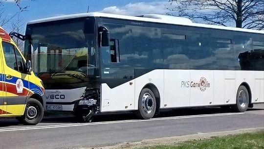 Nowiutki autobus PKS zderzył się z osobówką