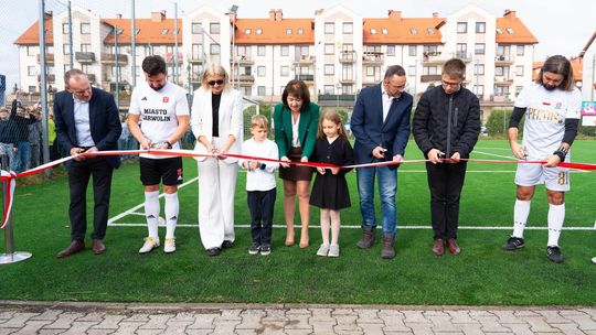 Nowy Orlik przy garwolińskiej „Dwójce” oficjalnie otwarty. Na boisku zmierzyli się uczniowie, samorządowcy i Pectus Football Team