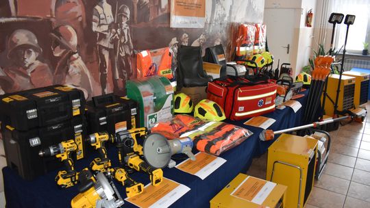 Nowy sprzęt ratowniczy i wsparcie dla klas mundurowych w Łaskarzewie. Ponad 242 tys. zł na bezpieczeństwo Nowy sprzęt ratowniczy i wsparcie dla klas mundurowych w Łaskarzewie. Ponad 242 tys. zł na bezpieczeństwo