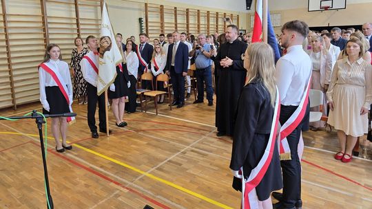 Nowy sztandar dla żelechowskiej szkoły