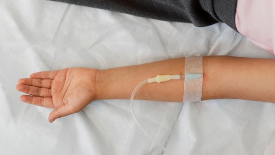 Odtrucie + Esperal + terapia: trzy filary skutecznego leczenia alkoholizmu, które wzajemnie się uzupełniają