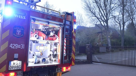 Ogień w pustostanie tuż przy szkole [wideo]