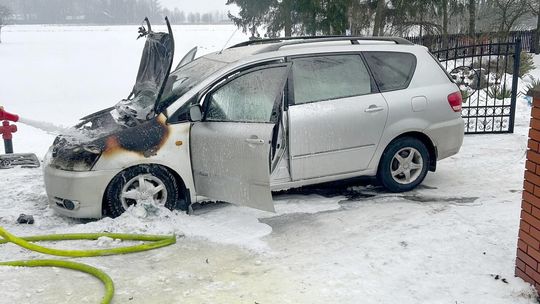 Ogień w samochodzie na prywatnej posesji