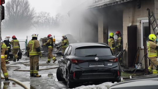 Ogień w warsztacie. Poparzony mężczyzna